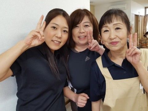 優しそうな明るい笑顔でピースする施設のスタッフたち