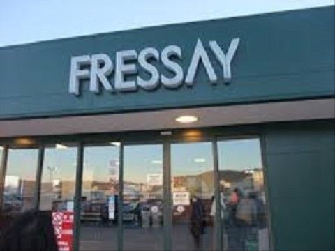壁にアルファベットでスーパー名があしらわれている。生活に必要な食品や日用品がそろう。ふだんの買い物はもちろん、散歩としても出かけられる。