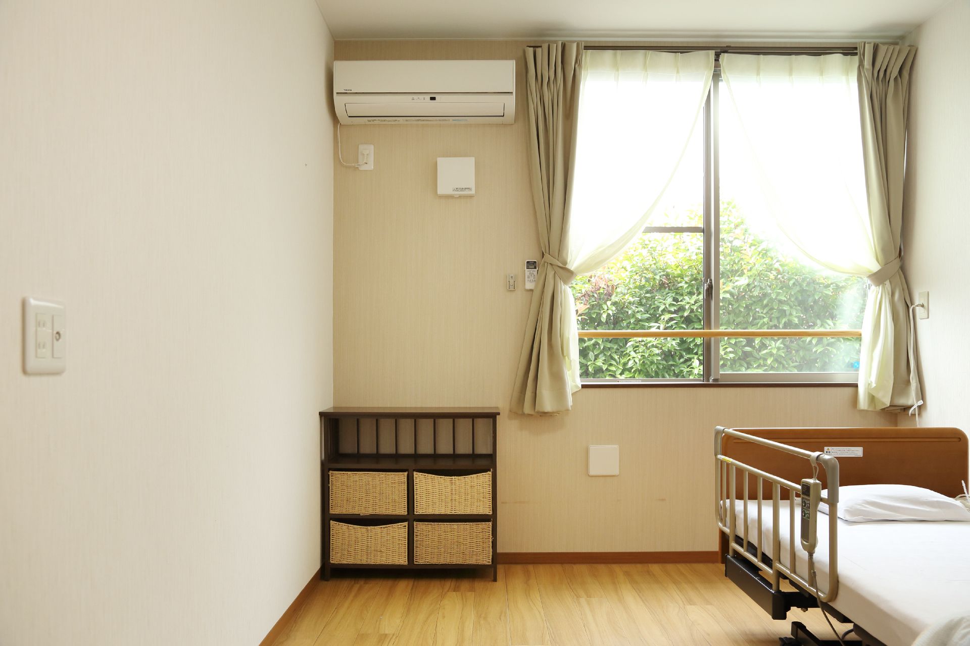 入居者全員が個室になります。室内には、手すり付きベッドの他、空調設備も完備しており快適に過ごせます。