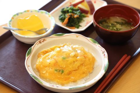 入居者の方がとても楽しみにすることの一つでもある食事。メニューは健康に配慮されたバランスの良いものになっています。