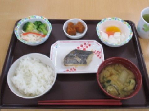 お盆にきれいに料理が並べられている。この日の食事は魚をメインとした和食。栄養バランスを考えた食事が提供される。