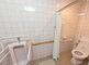 バリアフリーのトイレと浴室設備