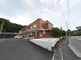 町の静かな交差点の風景
