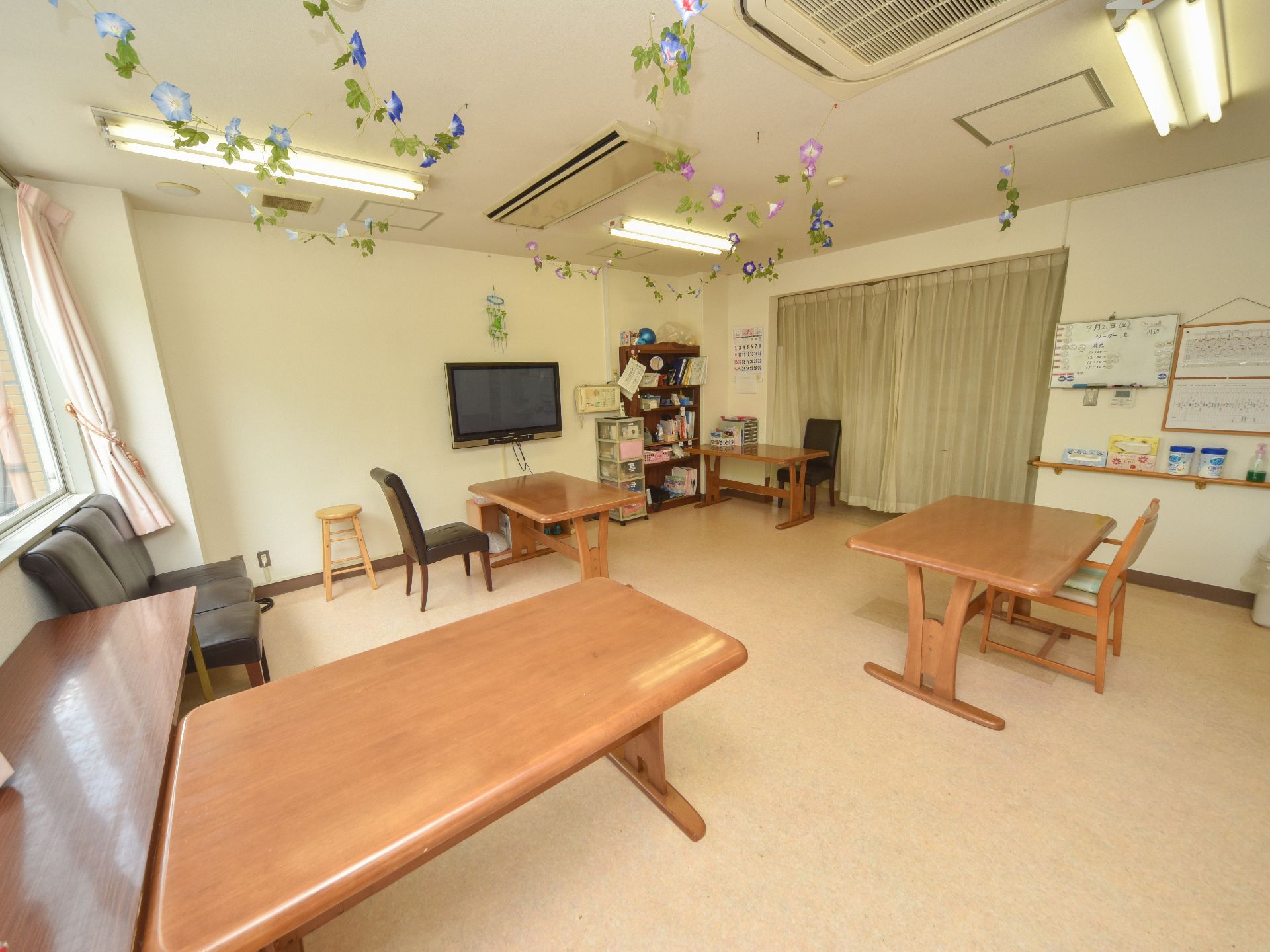 食堂の天井には、季節に合ったの飾りつけがなされている。壁にも装飾品があり、予定表なども掲示されている。
