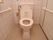 施設内のトイレは洋式で、ウォームレットになっている。トイレの両壁には、手すりが設置されているので、安心である。