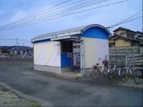 小さな駅で、自転車置き場とトイレが近くに設けられている。自転車置き場のすぐ近くに、スロープが設置されている。