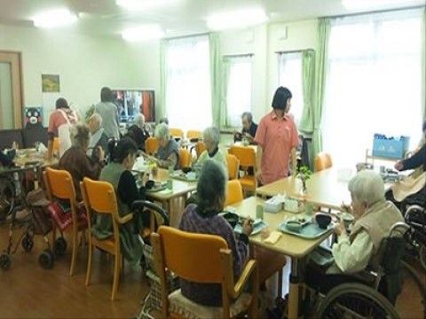 入居者様同士での談笑やテレビ鑑賞など、思い思いに過ごしながらお食事していただける、明るい雰囲気の食堂である。