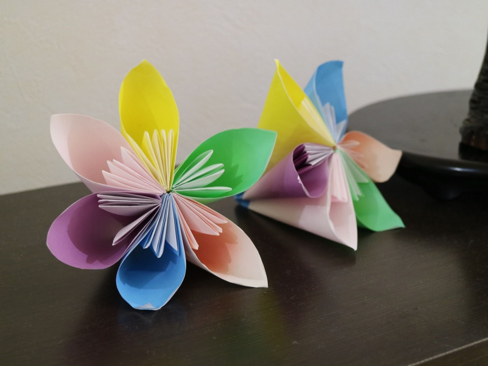 色とりどりの紙で作られた、花びらを模した作品が２つ並べて置かれている。色の順番はそれぞれ異なっている。