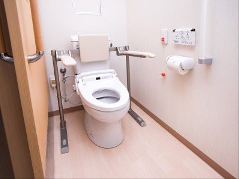 広さが十分にある清潔感のあるトイレである。１人でも快適に利用ができるよう、手すりやナースコールを完備している。
