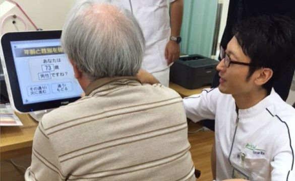 入居者の検診を行ない、心と体の健康をサポートする医療スタッフ