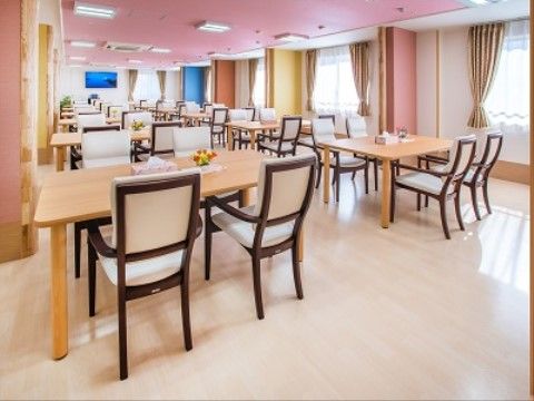 レストランを思わせるような明るい食堂である。４人掛けのダイニングテーブルが並び、壁には大型液晶テレビが完備されている。