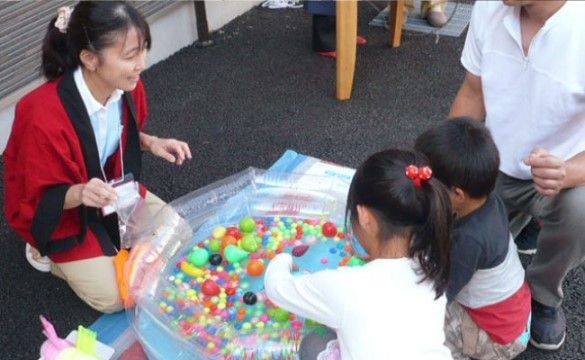 楽しそうにスーパーボールすくいに参加する地域の子どもたち