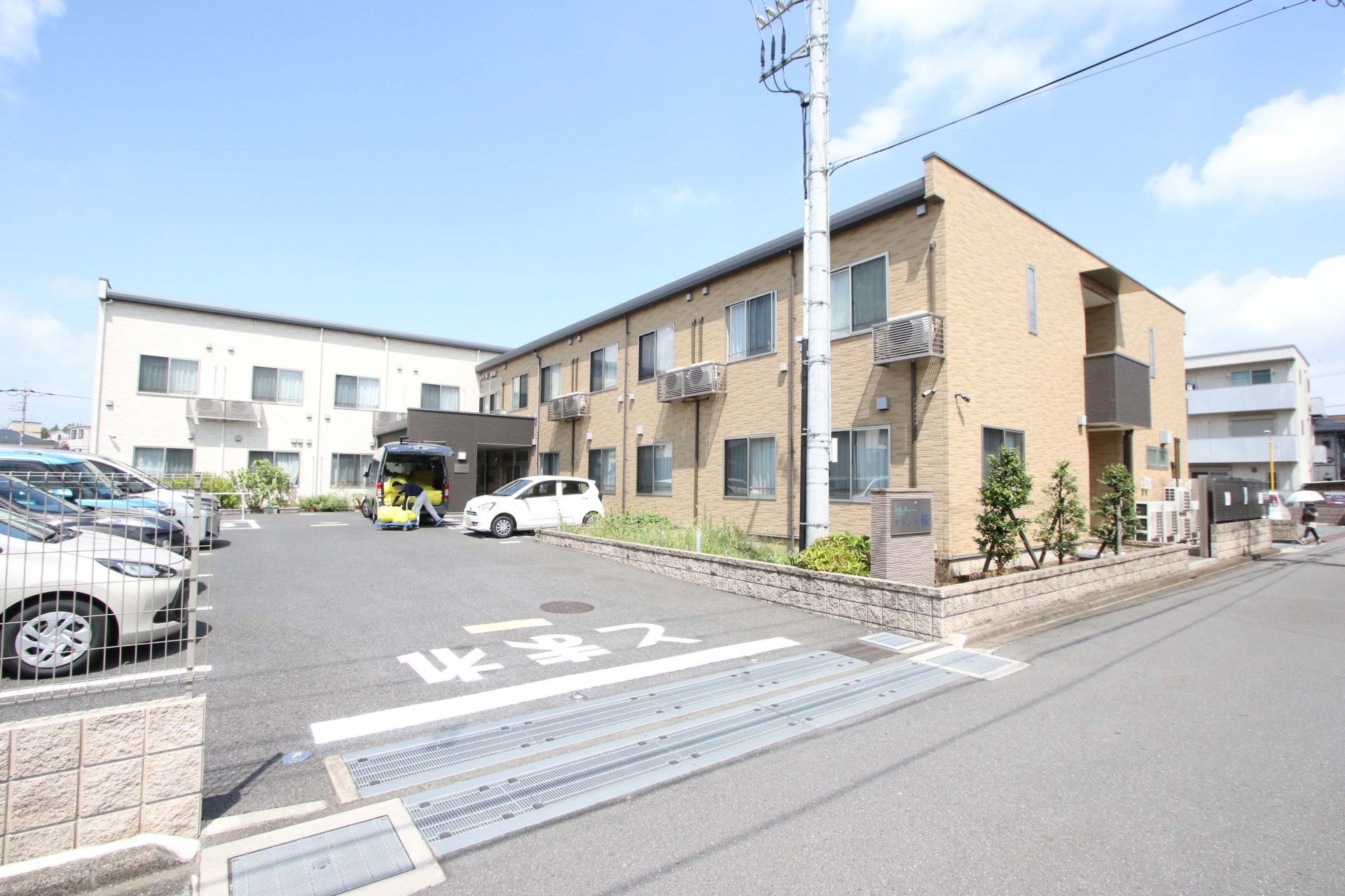 温かみのある外観の施設