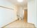 フローリング敷きの部屋である。出入り口は引き戸でそこから通路になっており、カーテンで仕切られた洋式トイレが設置されている。