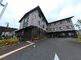 ゆったりとした外観の建物
