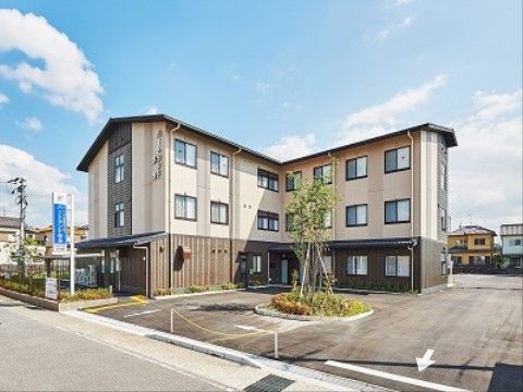 ゆとりのある施設の外観