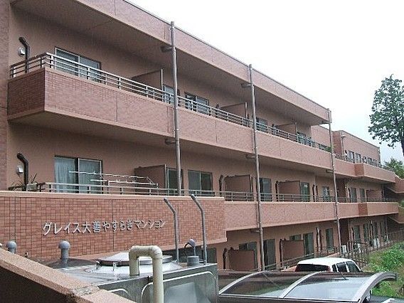 赤茶色のレンガ色のタイルを用いた外装である。マンション名は一階の屋根の部分に、一文字ずつ貼り付けて記している。