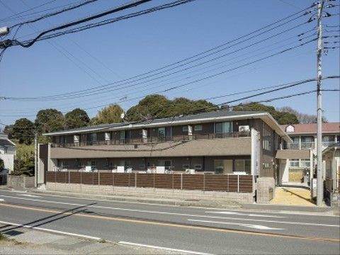 各部屋のベランダに仕切りがあり、一般的な共同住宅のような外観