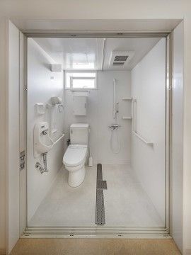 空間や入口がとても広く、トイレの横に手すりが設置されている。トイレのそばにシャワーも完備されている。