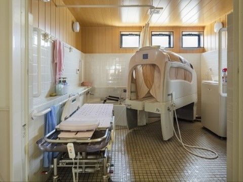 浴室のスペースが広く、介護入浴器が設置されている。介護度が高い入居者様でも安心して入浴することができる。