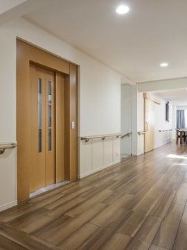 エレベーターが１基設置されている。幅広い通路には手すりが完備されており、車椅子や押し車でもスムーズに移動できる。