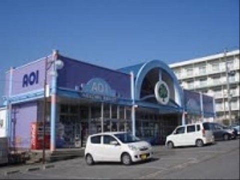 紫の外壁をもつ長方形の建物で、中央部分の屋根だけ丸い作りになっている。店舗の正面はガラス張りなので明るく、軒下には自販機が数台並んでいる。