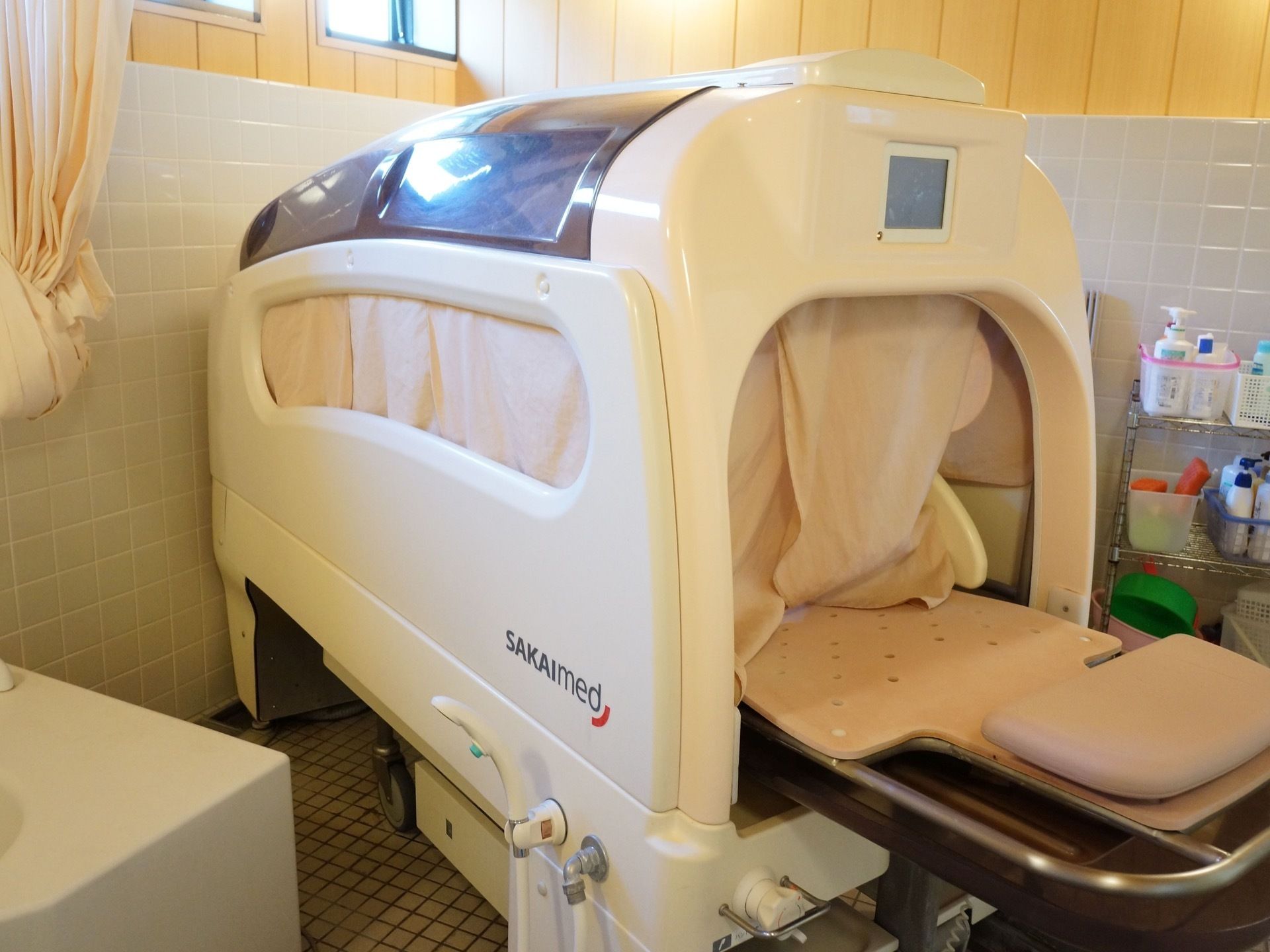 機械浴室にシャワーの入浴装置が入っている。横になってミストシャワーを全身に浴びることができるので、ゆったり温まれる。