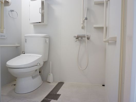 トイレ兼シャワー室