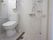 部屋にあるトイレはシャワー室と兼用になっている。白を基調とした清潔感のある空間でリラックスした時間が過ごせる。