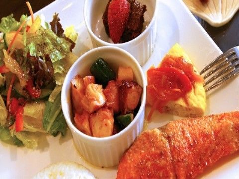 ホテルバイキングのように鮮やかに盛り付けられた洋食