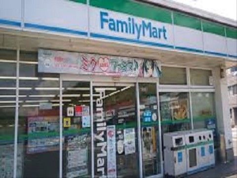 近くのコンビニエンスストアは24時間営業なので、急な買い物や、食品、日用品などの買い出しに便利である。