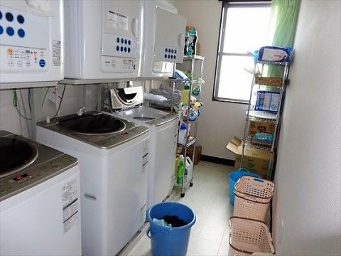 乾燥機がついた洗濯機。カゴや掃除にも必要な用具も取り揃えている。待ち時間なく洗濯をすることができる。