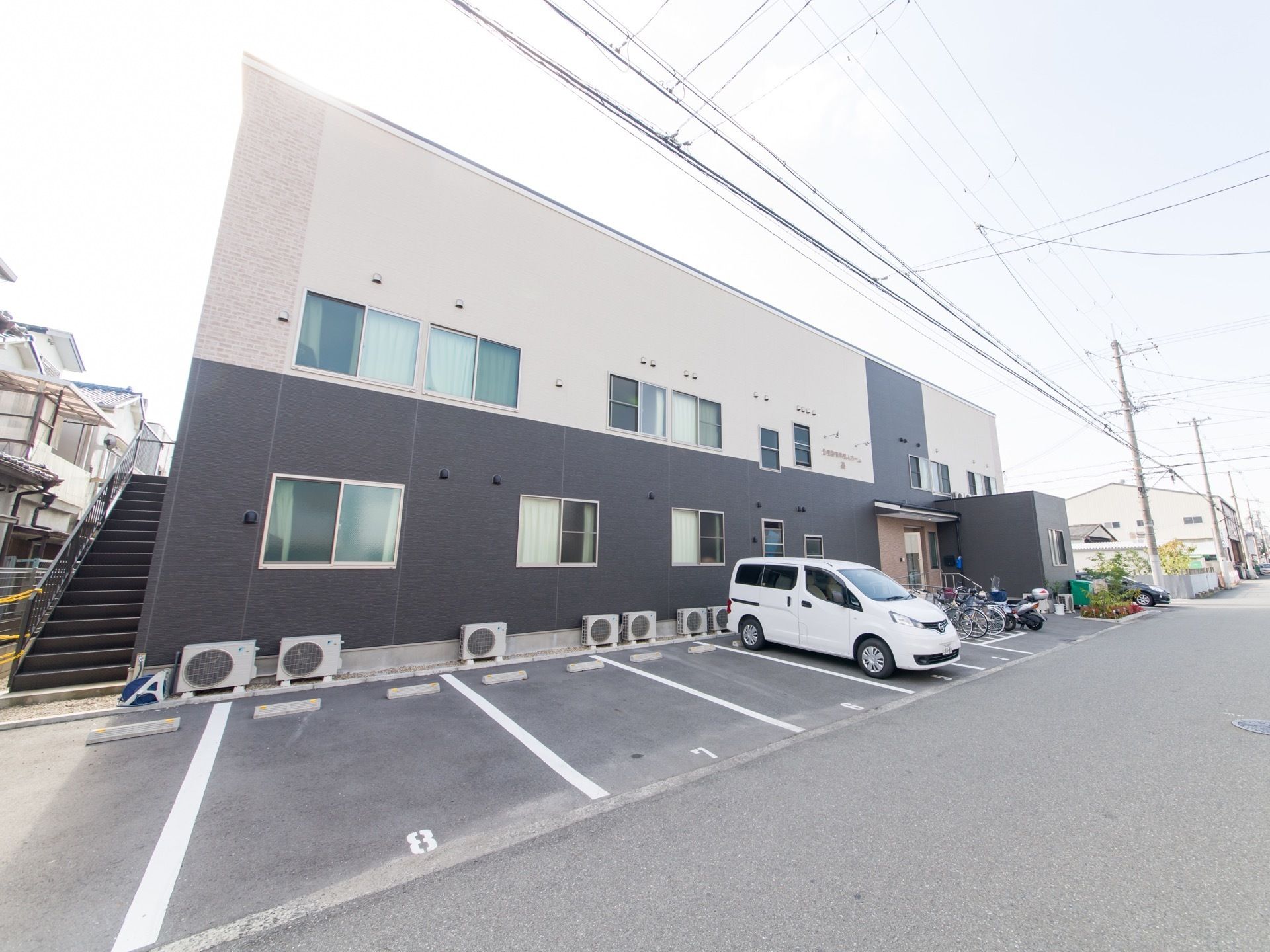 落ち着いた色合いの個性的な施設建物である。駐車場も用意されているので、面会者様が車で来ることができる。