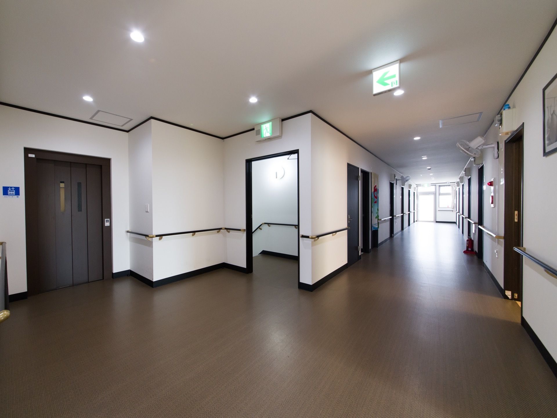 エレベーター前や通路はとても広く取られている。壁にはすべて手すりが取り付けられている。非常灯・誘導灯が分かりやすくある。