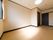 窓とトイレ、洗面台、天井の蛍光灯が付いているフラットな床のお部屋になっている。部屋のドアは引き戸タイプである。