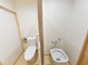 清潔で明るいトイレの内観