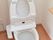 ウォッシュレットが完備されたトイレは清潔感があります。手すりも設置されていますので足腰が不安でも大丈夫です。
