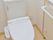 清潔感のあるトイレは手すりもついているので立ったり座ったりしやすいのが特徴です。緊急時には呼び出しベルもついているので安心です。