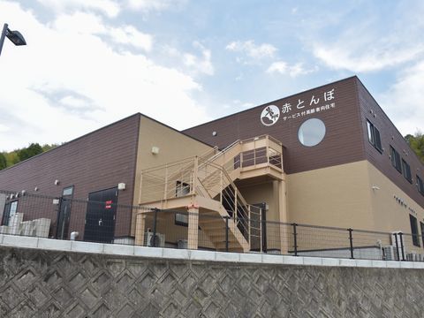 ツートンカラーのおしゃれな建物。非常階段が設置されている。