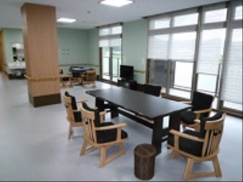黒いダイニングテーブルセットが置かれている共有スペース