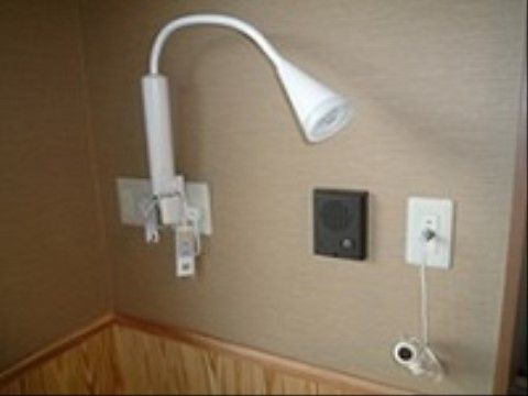 ベージュ色の壁にかけらている、白いおしゃれなライト
