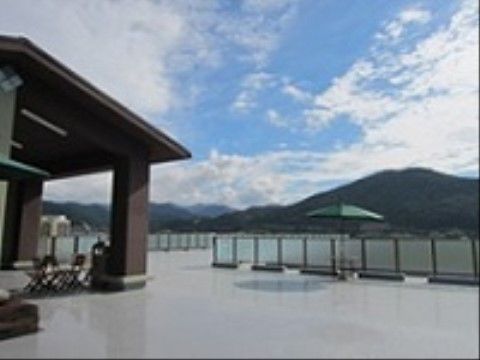 広々としており、半透明パネルのフェンスが取り付けられている。まわりに高い建物がないので、美しい景色を一望することができる。