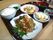 お膳の上には、ご飯、煮魚や卵焼きなどの副菜が３品、漬け物など小鉢が２品のほかに、味噌汁が用意されている。