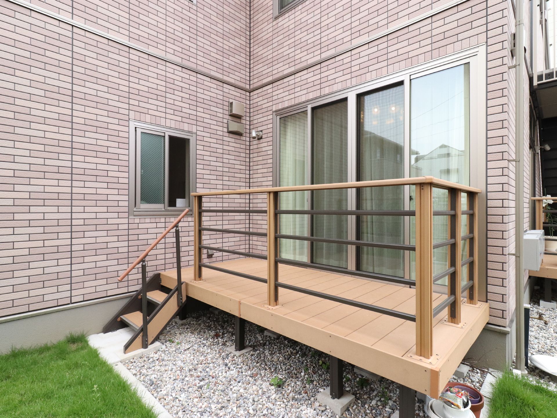 バルコニーは、全体的に茶色系のデザインでまとめられている。レンガ風の外壁と良く馴染んでいて、落ち着いた雰囲気となっている。