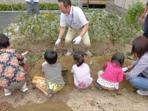 園芸活動する利用者と子供たち