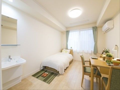 エアコンや洗面台のほか、トイレやキッチンなども備わっている。テーブルなど、家具を入れられるスペースが十分にある。