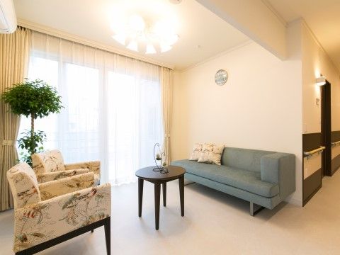 大型のソファ一台と、一人掛けのソファが二脚、丸テーブルが置かれている。来訪者様とのお話の場としても利用できる。