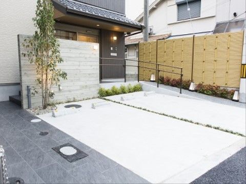 グループホームの入り口前にある、白い床が特徴の駐車場
