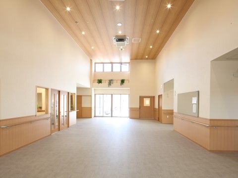 壁に手すりが設置されている、広々とした明るいお部屋