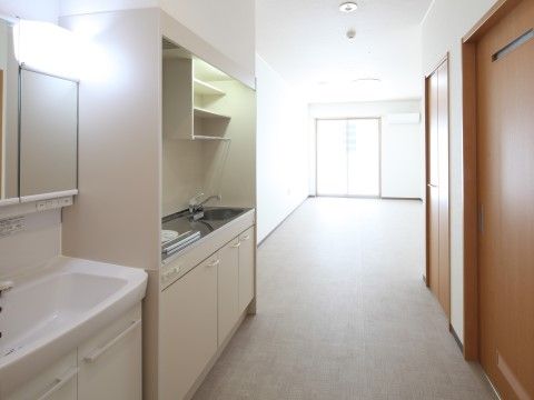 洗面台とキッチンが横に並んでいる、グループホームの居室